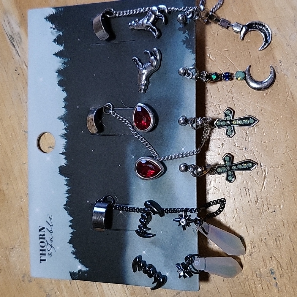 Hot Topic vampire/werewolf cuff earring set